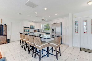 Talo, useita sänkyjä (Cape Coral Yacht Club Area Pool Home) | Yksityinen keittiö | Jääkaappi, mikroaaltouuni, liesi, astianpesukone