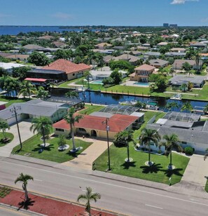 ハウス ベッド (複数台) (Cape Coral Yacht Club Area Pool Home) | 外観