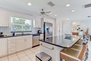 Talo, useita sänkyjä (Cape Coral Yacht Club Area Pool Home) | Yksityinen keittiö | Jääkaappi, mikroaaltouuni, liesi, astianpesukone