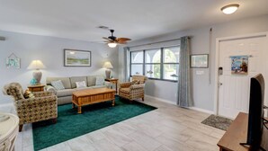 House (12134 Moon Shell Dr) | Living room - 12134 Moon Shell Dr (Cape Coral)