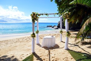 On the beach, white sand - Sundown Beach Villa (Mahé Island)