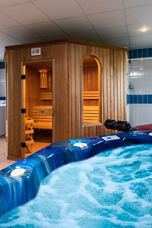 Sauna, banyera d'hidromassatge, bany turc i massatges 