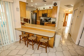 House, 3 Bedrooms | Private kitchen | Fridge, microwave, oven, stovetop