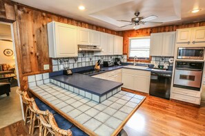 House, 3 Bedrooms | Private kitchen | Fridge, microwave, oven, stovetop