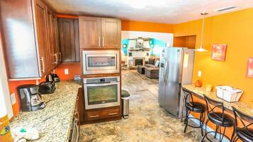 House, 2 Bedrooms | Private kitchen | Fridge, microwave, oven, stovetop