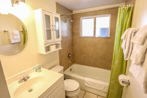 Hus, flere senger, terrasse, hageutsikt | Bad | Designertoalettartikler