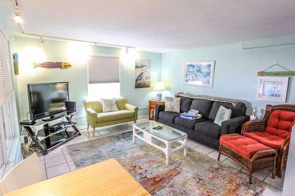 Hus, flere senger, terrasse, hageutsikt | Oppholdsområde | En 40-tommers TV med kabel-kanaler