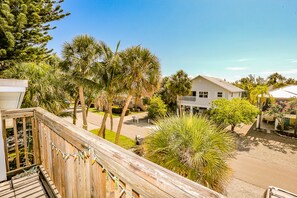 House, 6 Bedrooms | Balcony
