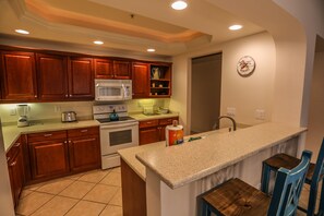 Condo, 3 quartos | Cozinha privada | Micro-ondas, fogão, cooktop, lava-louças