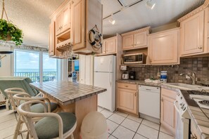 Condo, 1 Bedroom | Private kitchen