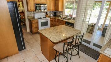 House, 3 Bedrooms | Private kitchen | Fridge, microwave, oven, stovetop