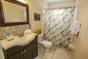 Ferienhaus, Mehrere Betten, Poolzugang, Poolblick | Badezimmer