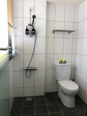 Comfort-Doppelzimmer, 1 Doppelbett | Badezimmer | Dusche, kostenlose Toilettenartikel, Haartrockner, Hausschuhe
