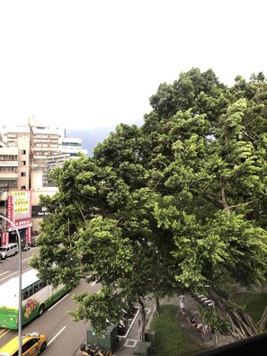 Habitación doble Confort, 1 cama matrimonial | Edredón, muebles diferentes, escritorio y cortinas blackout