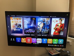 Habitación doble Confort, 1 cama matrimonial | Edredón, muebles diferentes, escritorio y cortinas blackout