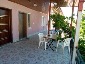 Basic Apartment | Terrace/patio