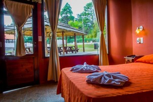 Cubrecamas, caja de seguridad en la habitación y cortinas blackout 