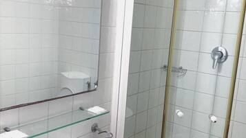 Shower, free toiletries, bidet