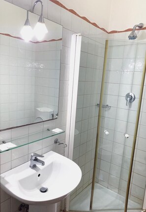 Shower, free toiletries, bidet - Relais Stella (Signa)