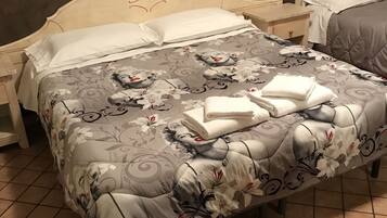 Family Double or Twin Room, Non Smoking | Desk, free WiFi