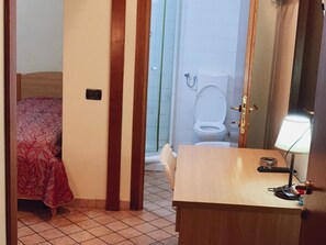 Superior Double Room | Bathroom | Shower, free toiletries, bidet - Relais Stella (Signa)