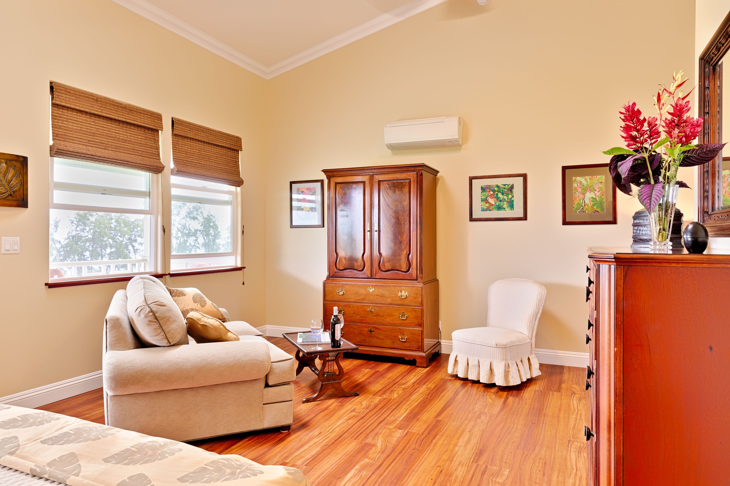 Bamboo Suite | Living area | 40-inch flat-screen TV with satellite channels, TV