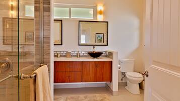 Kamar Panorama | Kamar mandi | Bathtub besar, pengering rambut, handuk, dan sabun