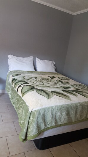 办公桌、笔记本电脑工作区、免费 WiFi、床单