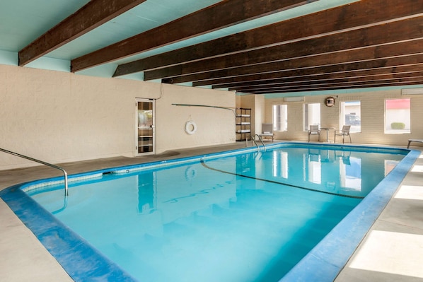 Piscina coberta (horari: 08:00-22:00) i gandules