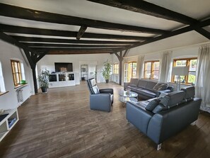 Flatskjerm-TV, bøker og stereoanlegg