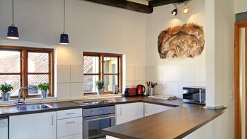 Kühlschrank, Mikrowelle, Ofen, Geschirrspüler