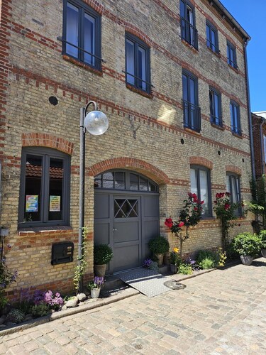 Au cœur de la ville d'Eckernförde, à seulement 50 mètres du port, se trouve le charmant et spacieux appartement situé au 2ème étage. Premier étage d'un immeuble de bureaux historique. Beaucoup d'espace et de confort pour 4 personnes, même avec chien!