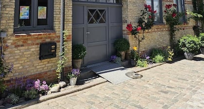 Au cĆur de la ville d'Eckernförde, Ă seulement 50 mĂštres du port, se trouve le charmant et spacieux appartement situĂ© au 2Ăšme Ă©tage. Premier Ă©tage d'un immeuble de bureaux historique. Beaucoup d'espace et de confort pour 4 personnes, mĂȘme avec chien!