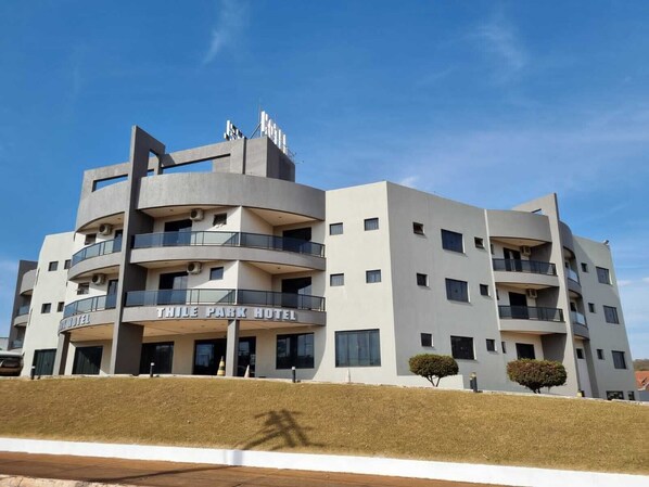 Vista frontal de la propiedad