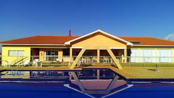 2 albercas al aire libre