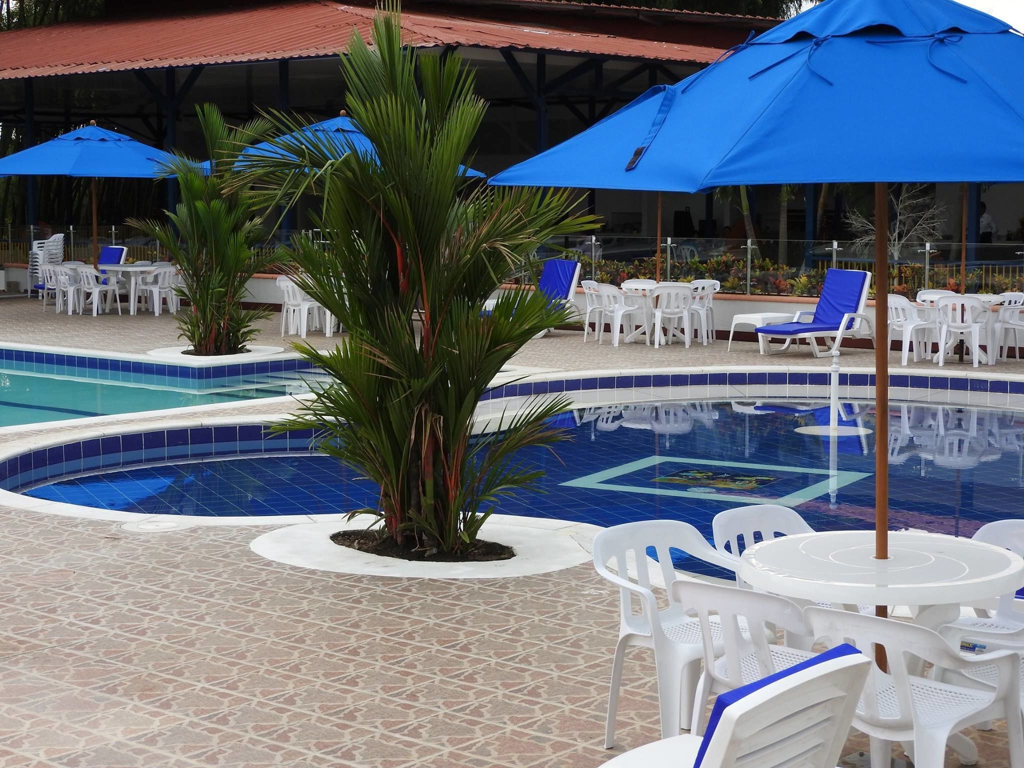 4 utendørsbassenger