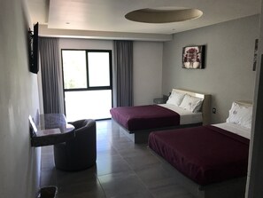 Habitación familiar | Muebles diferentes, escritorio y espacio para trabajar con laptop 