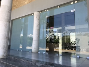 Vista frontal de la propiedad