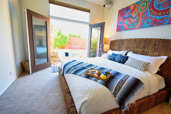 3 slaapkamers, een bureau, een strijkplank/strijkijzer, reisbedje