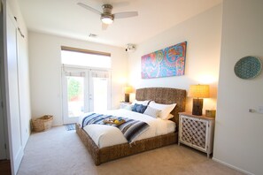 3 slaapkamers, een bureau, een strijkplank/strijkijzer, reisbedje