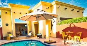 Een buitenzwembad, een verwarmd zwembad