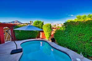 Una piscina al aire libre, una piscina climatizada