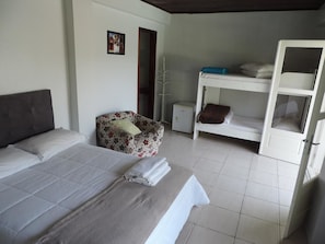 Habitación cuádruple | Minibar, wifi gratis, ropa de cama