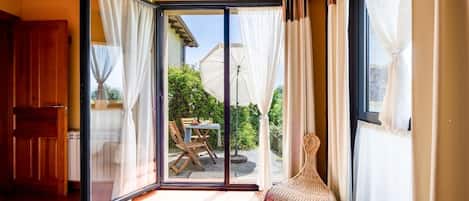 1 habitación, tabla de planchar con plancha y cuna de viaje