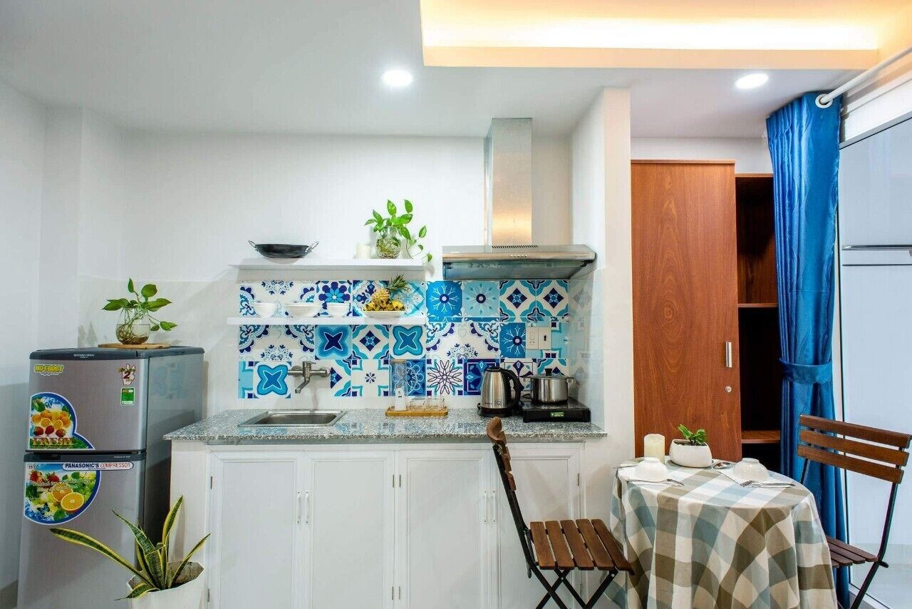 Fridge, stovetop, electric kettle, cookware/dishes/utensils