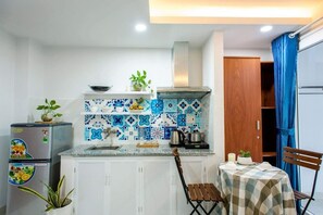 冷蔵庫、コンロ、電気ポット、調理器具と食器