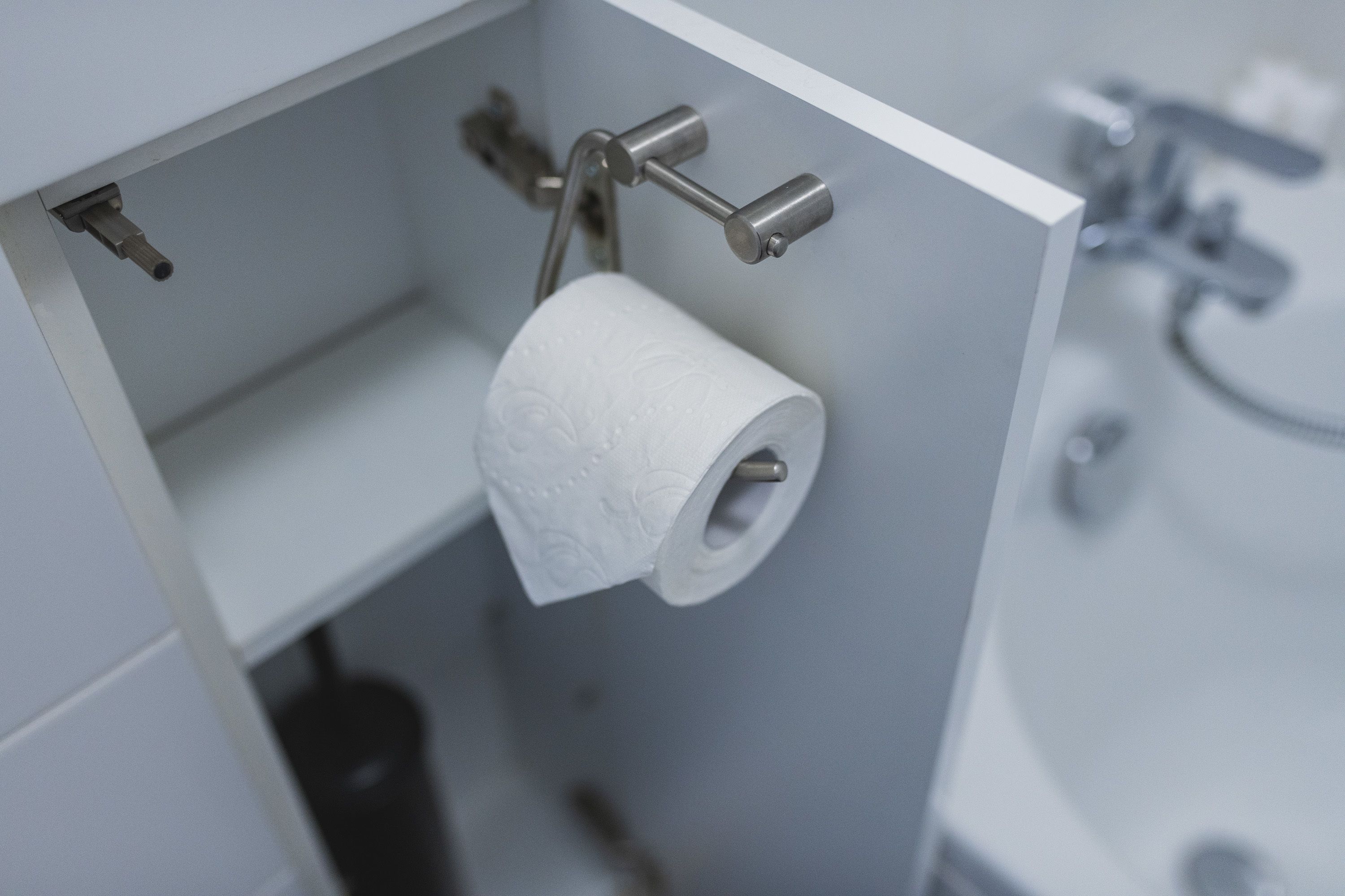 Rollo de papel higiénico sujeto a la pared en un baño.
