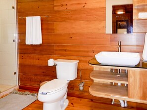 Comfort-hytte | Badeværelse | Bruser, brusehoved med spredningseffekt, designertoiletartikler