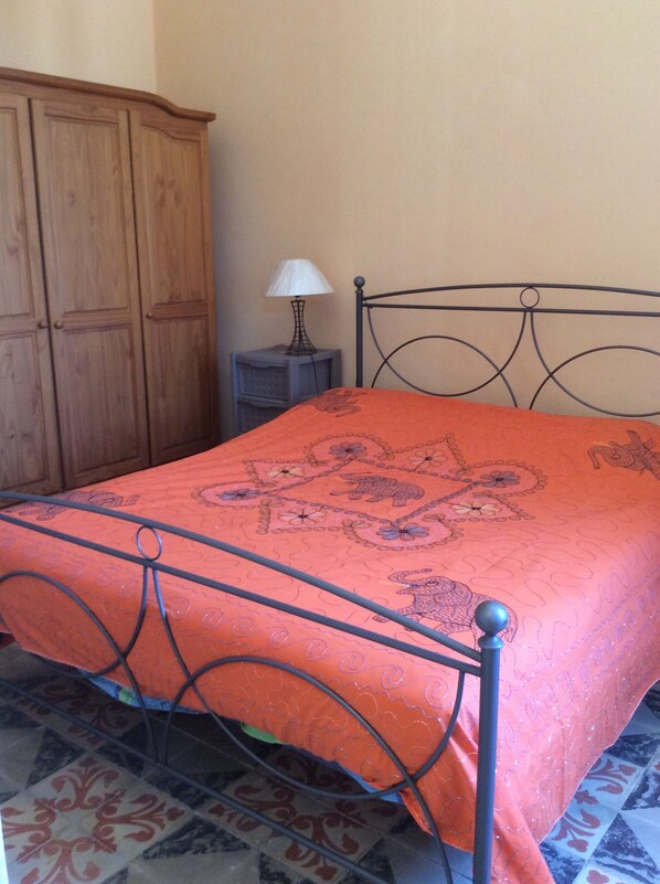 3 chambres, fer et planche à repasser, Wi-Fi, draps fournis