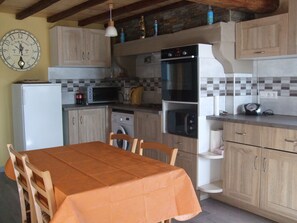 Fridge, microwave, oven, stovetop - LARGE HOUSE IN THE COUNTRY (PESCHADOIRES)